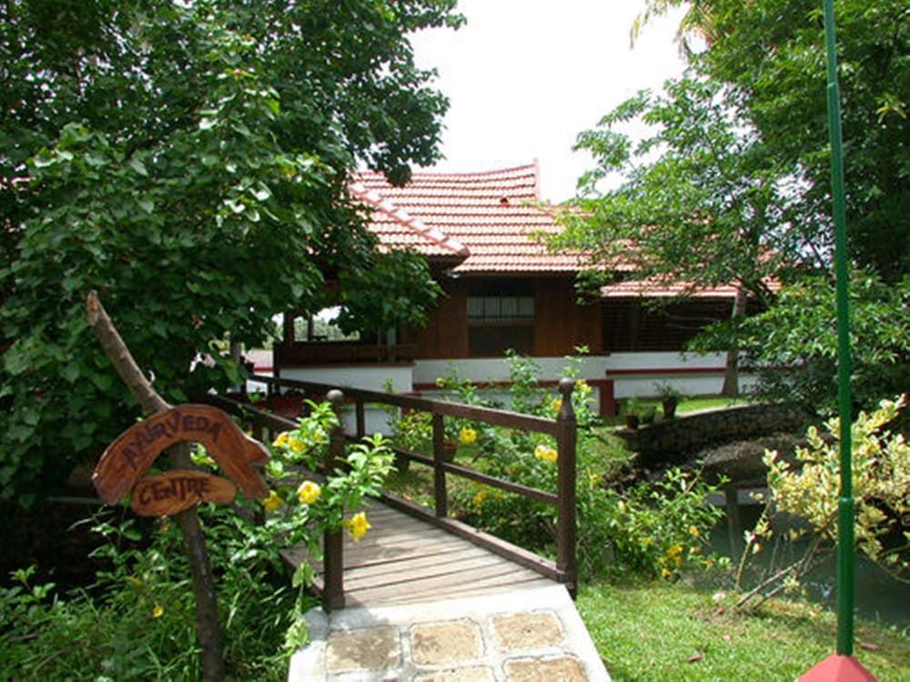 Готель Coconut Lagoon Kumarakom- A Cgh Earth Experience Екстер'єр фото