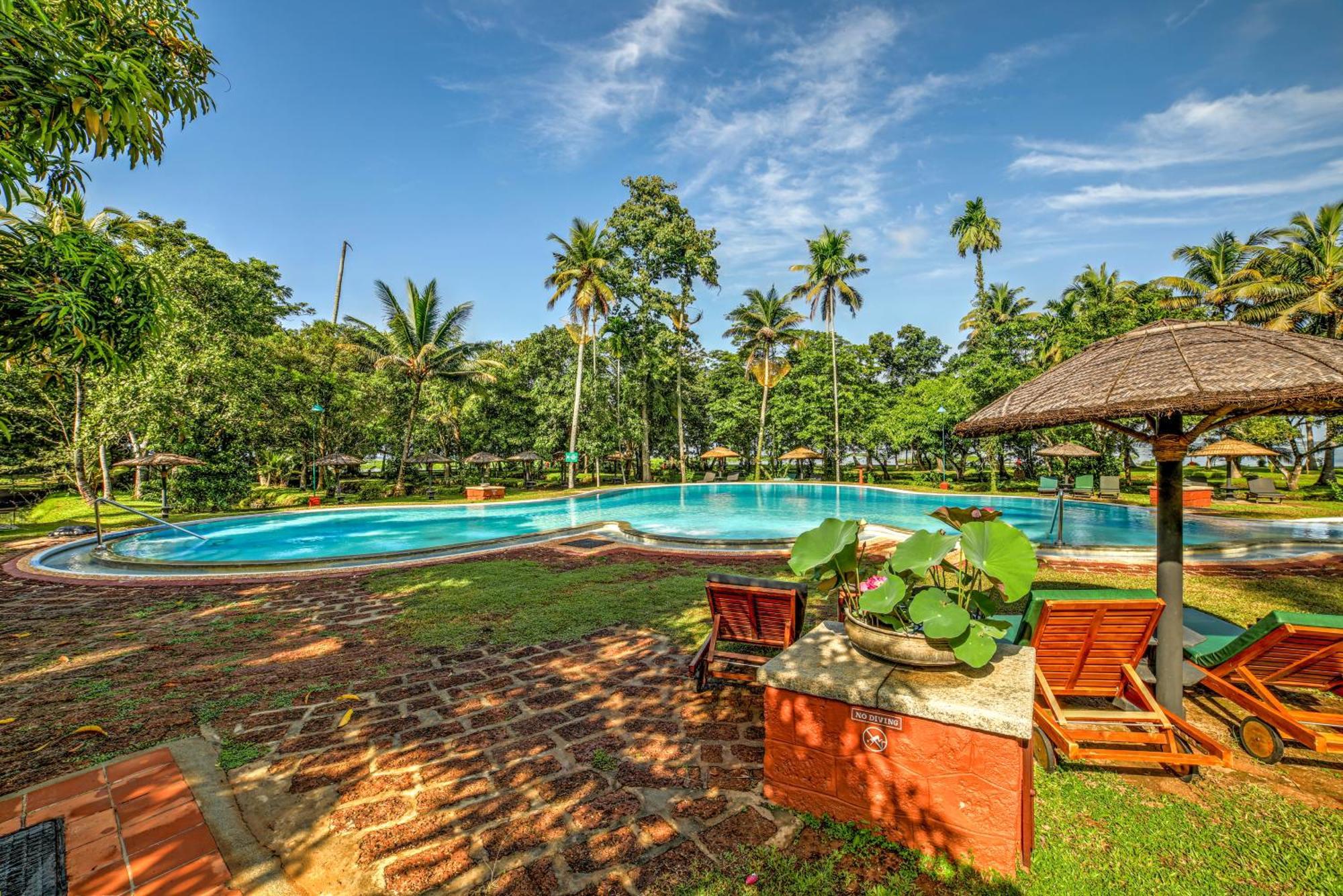 Готель Coconut Lagoon Kumarakom- A Cgh Earth Experience Екстер'єр фото