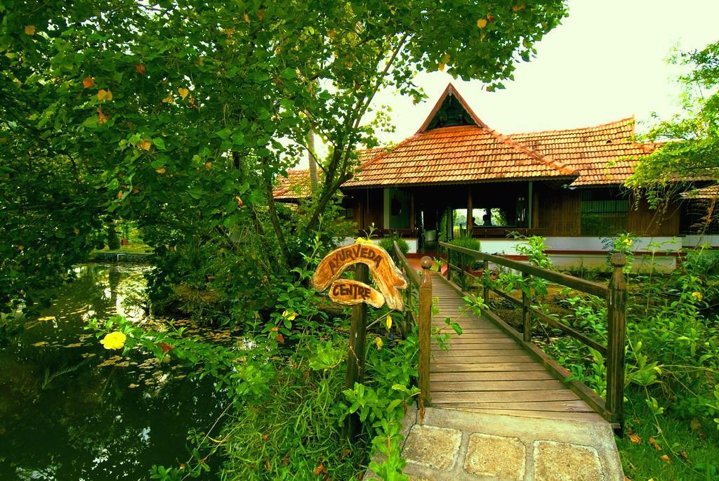 Готель Coconut Lagoon Kumarakom- A Cgh Earth Experience Екстер'єр фото