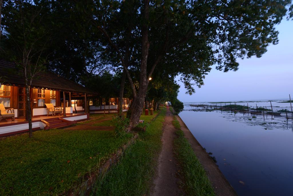 Готель Coconut Lagoon Kumarakom- A Cgh Earth Experience Екстер'єр фото