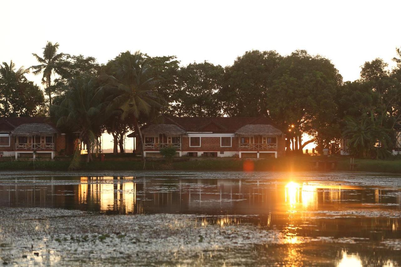 Готель Coconut Lagoon Kumarakom- A Cgh Earth Experience Екстер'єр фото